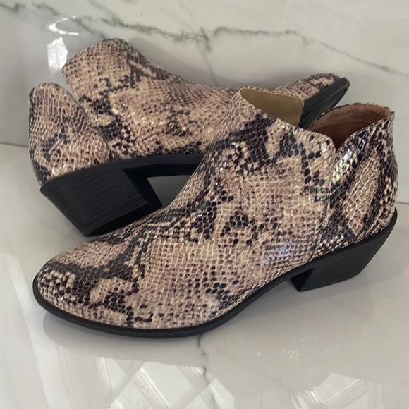 Life Stride Women’s Payton Snake Print Pointed Ankle Boot Flex Size 8.5 W - Picture 1 of 12